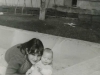 Madre junto a su hijo en la antigua maternidad-1972